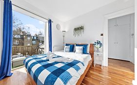 Balcony Blue Theme 1 Bedroom Central London Luxury Flat Near Hyde Park! Accommodates Up To 6! Double Sofa Bed And Next To Station!